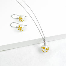 Load image into Gallery viewer, Diamond Druzy Carved Pearl Gold Necklace