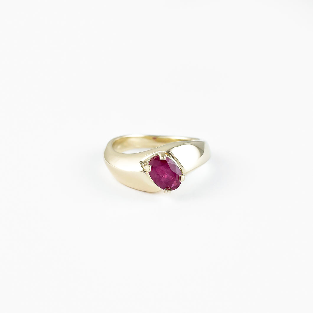 Oval Ruby and Yellow Gold Ring