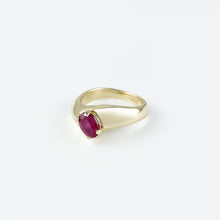 Load image into Gallery viewer, Oval Ruby and Yellow Gold Ring
